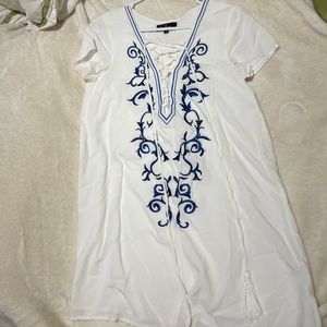 Lulu’s Medium White and blue deep cut lace up dress